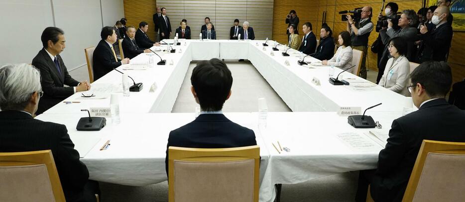 首相官邸で開かれた政府の有識者懇談会＝25日午後