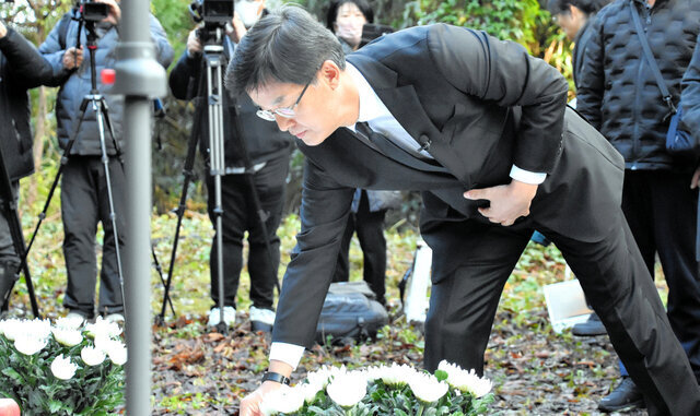 韓国側の独自の追悼式で献花する韓国の朴喆熙（パクチョルヒ）駐日大使=2024年11月25日午前9時1分、新潟県佐渡市、河野光汰撮影