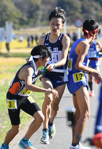 【男子3区で先頭を走る豊川（愛知）の選手を追走する伊賀白鳳・茂手木＝岐阜県山県市で】