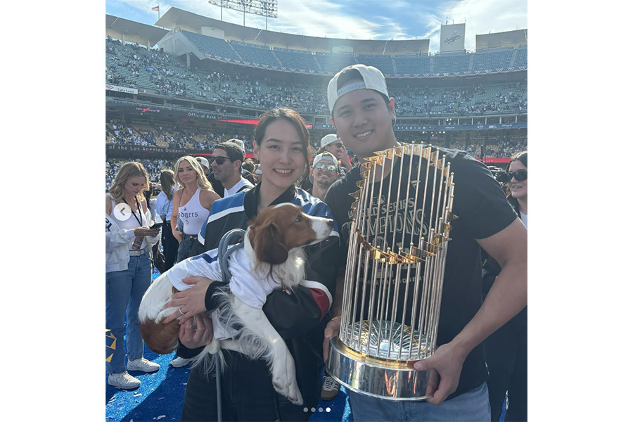 ドジャース・大谷翔平（右）と愛犬のデコピンを抱える真美子夫人（写真はスクリーンショット）