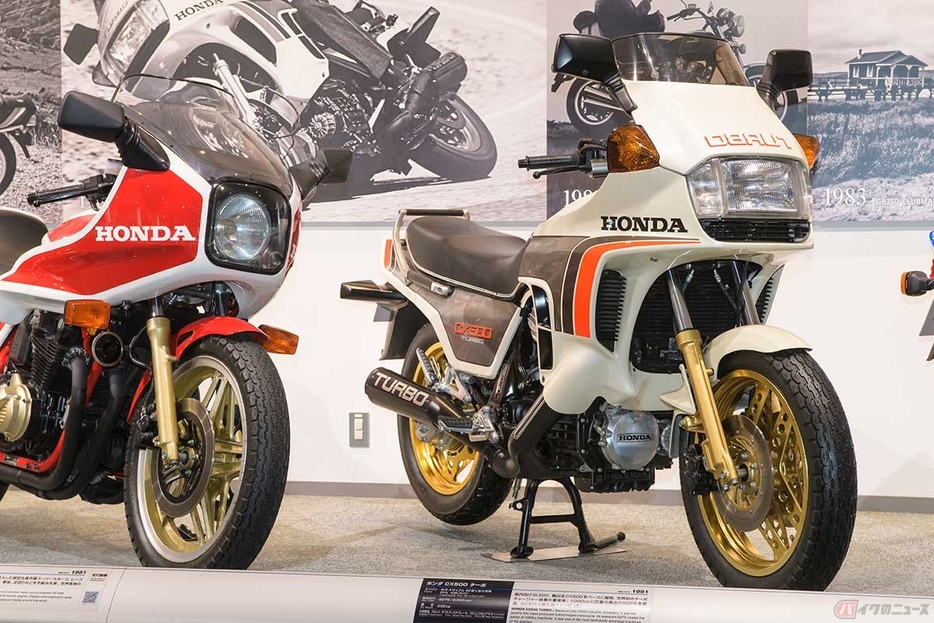 1981年にデビューしたミドルクラスの革新的スポーツバイク、ホンダ「CX500ターボ」（右）と、同年のスーパースポーツ車「CB1100R」（左）