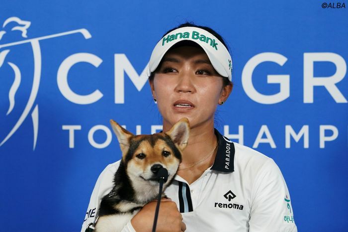 愛犬とともに公式会見に出席したリディア・コ