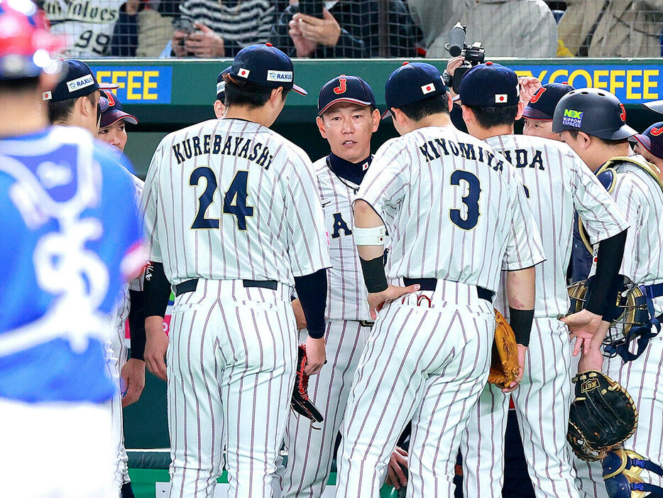 円陣を組み選手たちに指示を送る侍ジャパン・井端弘和監督（写真中央）　photo by Sankei Visual