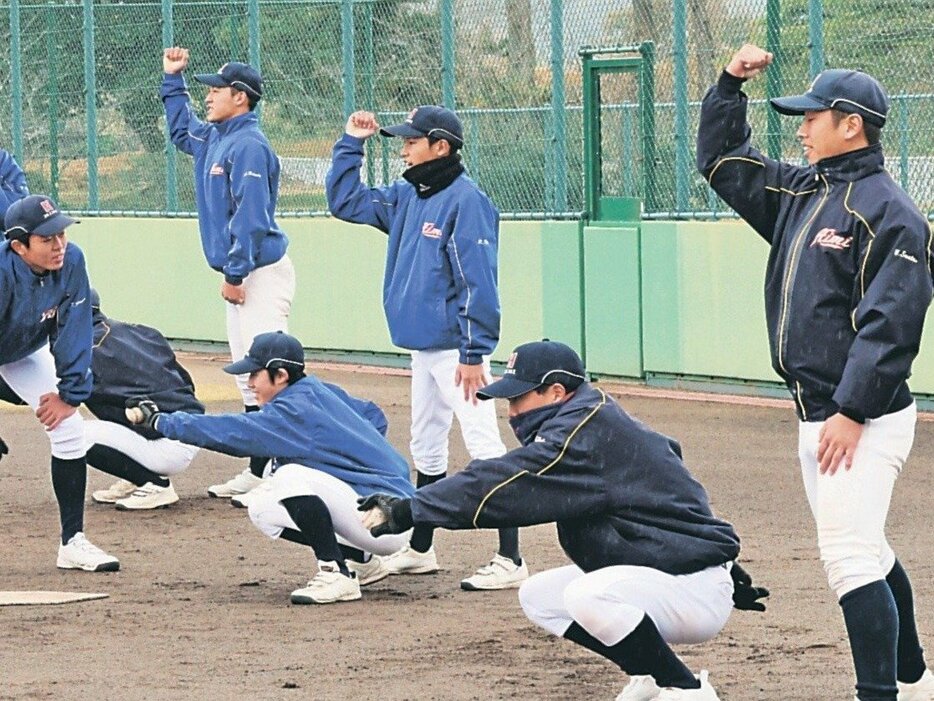 球審の練習に取り組む氷見高野球部員＝氷見運動公園野球場