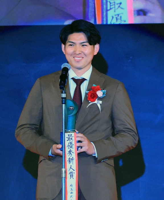 ＜NPB　AWARDS　2024＞最優秀新人賞の武内（撮影・尾崎　有希）