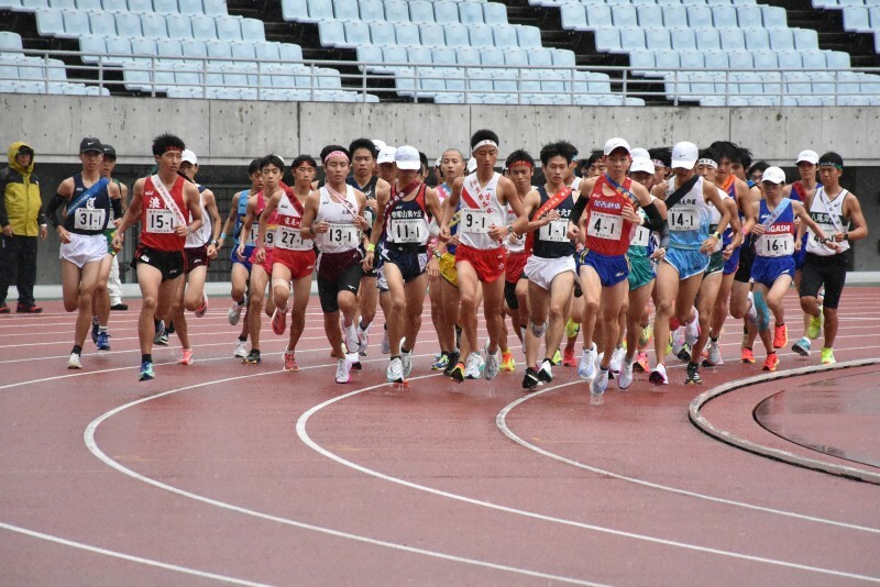 全国高校駅伝競走大会の大阪府予選でスタートを切った1区の男子選手＝大阪市東住吉区のヤンマースタジアム長居で2024年11月2日午後0時28分、大坪菜々美撮影