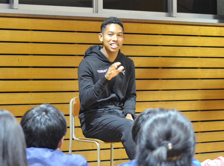 陸上男子１００メートルでパリ五輪代表のサニブラウン・ハキームが７日、東京・渋谷区立原宿外苑中学校を訪れ、陸上部の練習を視察した。写真は陸上部員らに助言するサニブラウン。