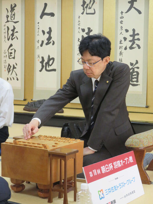 大阪市福島区の関西将棋会館の最終対局で、最も格の高い「御上段の間」の床間を背にして盤に向かった谷川浩司17世名人（日本将棋連盟提供）