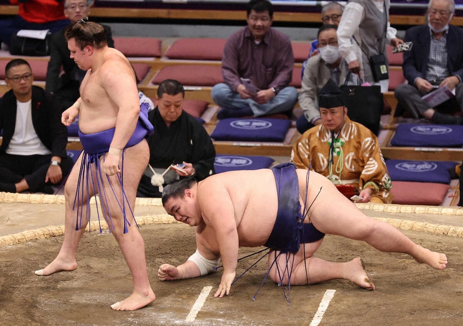 ＜九州場所4日目＞下手投げで大翔鵬（手前）を破った安青錦（撮影・成瀬　徹）