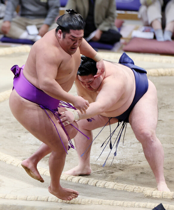 大相撲九州場所１１日目。豪ノ山（右）は押し出しで尊富士を下して勝ち越しを決める＝２０日、福岡国際センター