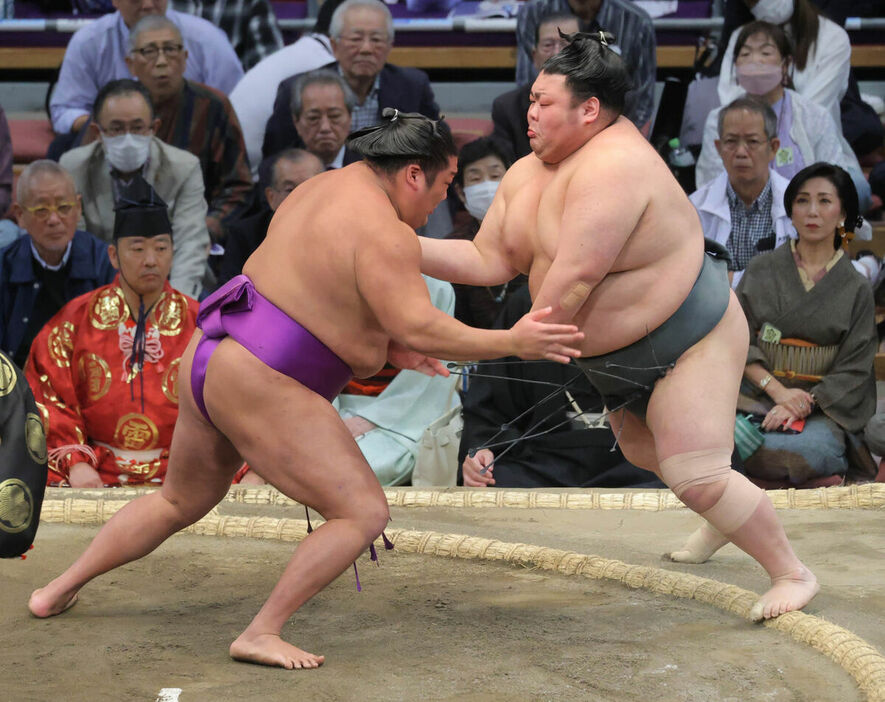 尊富士（左）が押し出しで武将山を破る（カメラ・池内　雅彦）