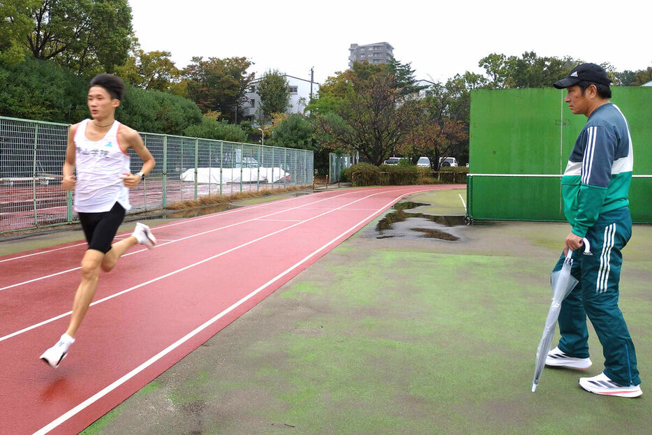 全日本大学駅伝前日の最終調整でキレ味鋭い走りを見せた青学大ルーキーの折田壮太（左）。原監督は快走を期待した