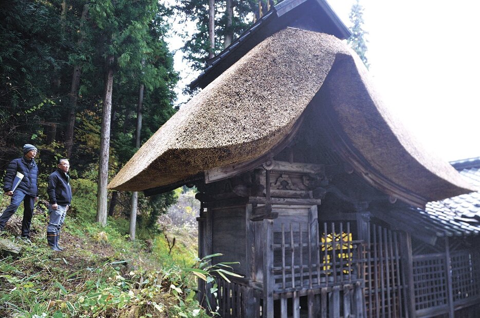 屋根がふき替えられた南方諏訪神社本殿