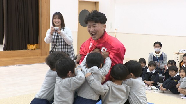 子どもたちとふれあう日下尚選手