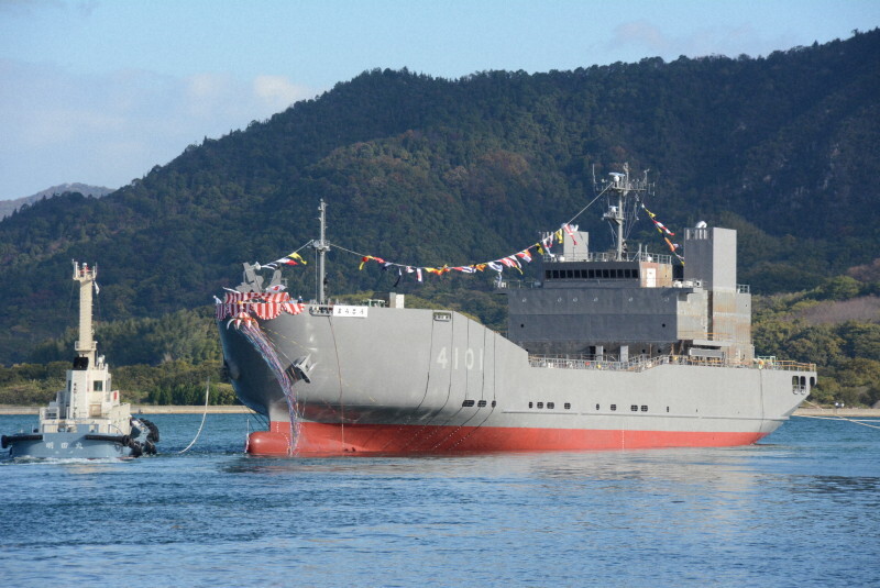 初めて海上に出た自衛隊の中型級輸送艦「ようこう」＝広島県尾道市沖で2024年11月28日午前9時34分、松浦吉剛撮影