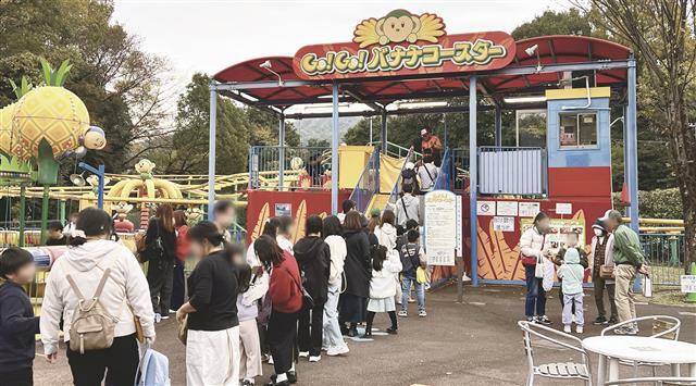 親子連れらでにぎわう「日本モンキーパーク」（犬山市）