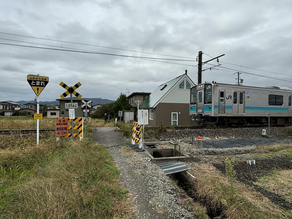 警報器や遮断機がない大糸線の矢原踏切。列車は警笛を鳴らして接近を伝える