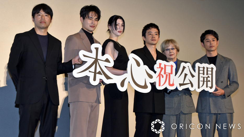 映画『本心』の公開記念舞台あいさつに登壇した（左から）石井裕也監督、水上恒司、三吉彩花、池松壮亮、田中裕子、妻夫木聡 （C）ORICON NewS inc.