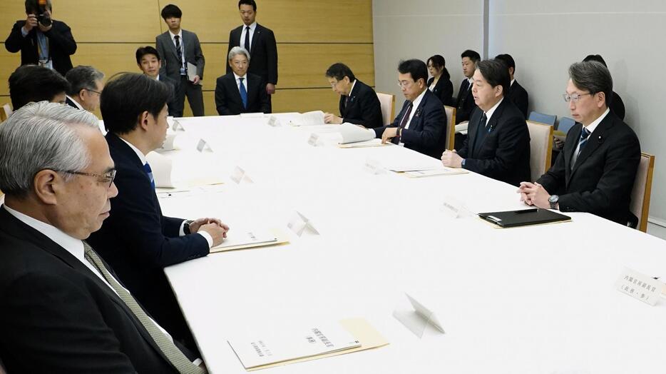 首相官邸で開かれた給与関係閣僚会議＝29日午前