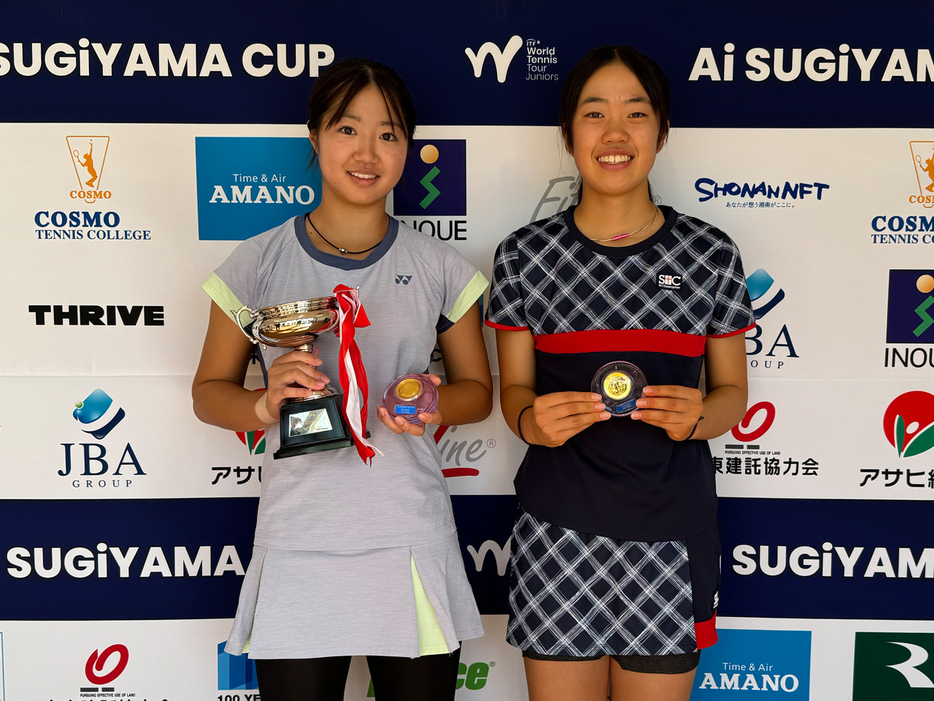 「ITF World Tennis Tour Juniors J30 Chigasaki Ai Sugiyama Cup」（神奈川・柳島スポーツ公園庭球場）の女子シングルスで優勝を飾った吉田理世（松陰兵庫／左）と準優勝の山倉実桜（早稲田実業学校高等部）（写真提供◎パーム・インターナショナル・テニス・アカデミー）