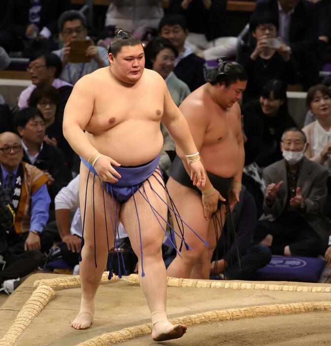 　寄り切りで若元春（右）を下し、２敗を守った大の里（撮影・坂部計介）