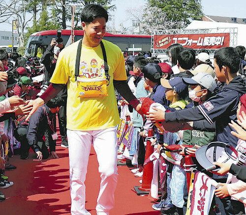 レッドカーペットを歩いてファンと触れあいながら球場入りする鈴木翔天投手（４月５日、仙台市で）