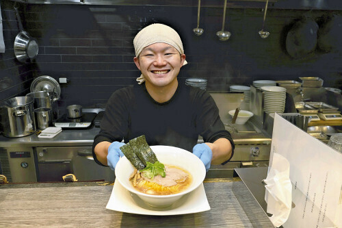 店主の松村さんと看板メニュー「本枯節中華そば」（長野市の中華そば鍾馗で）