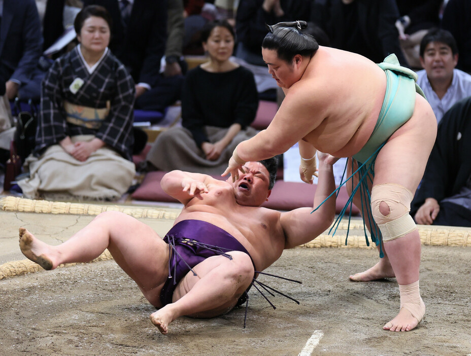 大相撲九州場所８日目。３大関は白星を重ねた。琴桜（右）は美ノ海の初挑戦を退け、豊昇龍はタイミングの良い投げで欧勝馬を仕留めて、ともに１敗を堅持。大の里は翔猿を圧倒して６勝目＝１７日、福岡国際センター