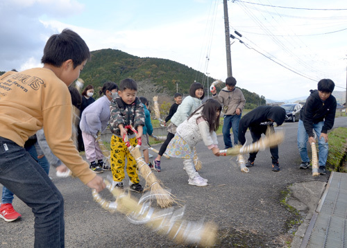 地面を杵でたたく子どもたち（高畑）