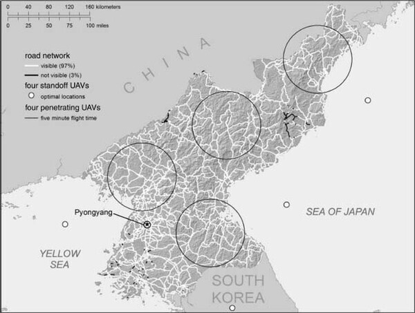 ドローンによる北朝鮮道路網の可視状況。黒の区間が見えない。〇の8か所にドローンを配置した想定（画像：リーパーとプレス「対抗力の新時代：技術変化と核抑止の未来」）。