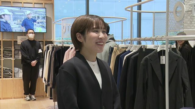 笑顔で接客する平野美宇選手