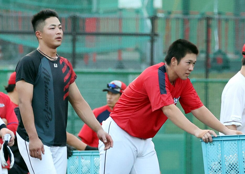 日本代表との練習試合に臨む内田㊧と仲田