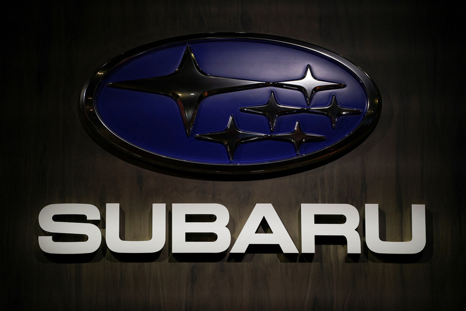 　１１月１日、  ＳＵＢＡＲＵ（スバル）が発表した２０２４年４━９月期連結決算（国際会計基準）によると、営業利益は前年同期比１９．５％増の２２１９億円だった。写真は同社のロゴ。ニューヨーク国際自動車ショーで２０２３年４月撮影（２０２４年　ロイター/David 'Dee' Delgado）