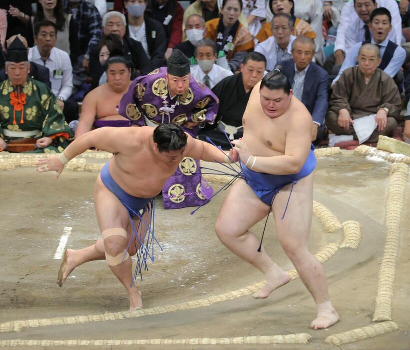 大の里（右）は若隆景に押し出しで敗れ２敗目を喫した（カメラ・池内　雅彦）