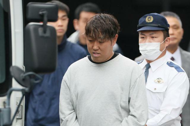 送検される貞安瑠希容疑者=2024年11月15日午前8時2分、東京都あきる野市、友永翔大撮影