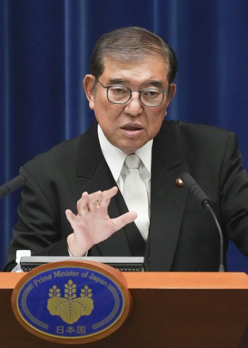 第2次石破内閣が発足し、記者会見する石破茂首相＝11日午後10時41分、首相官邸