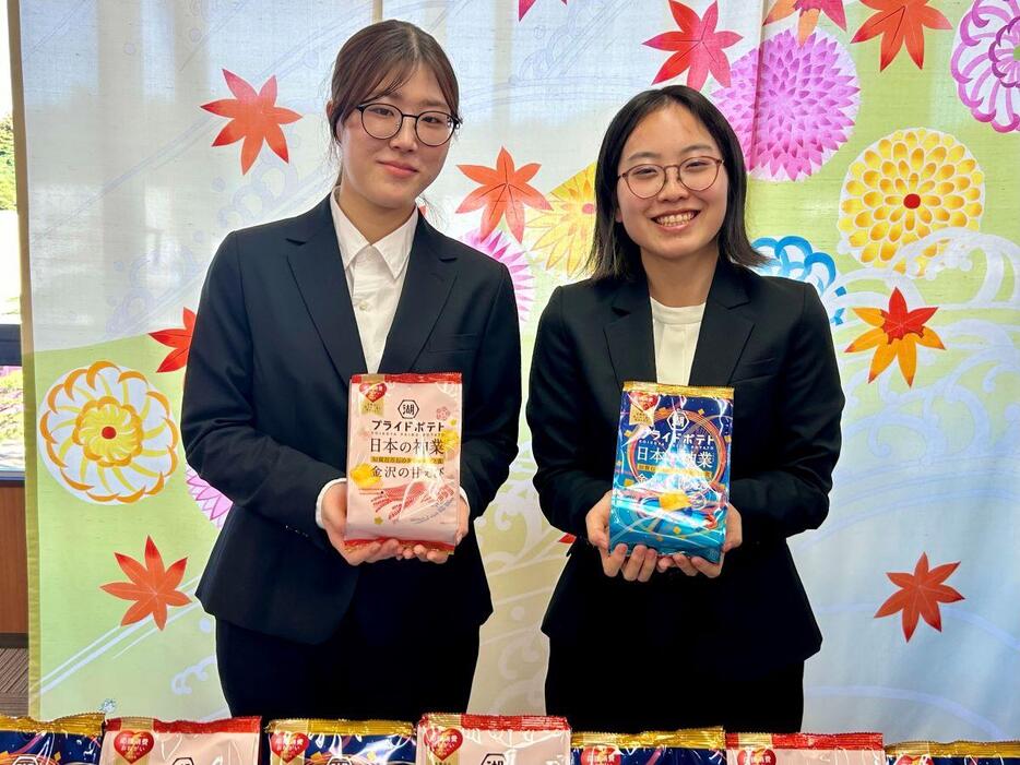 パッケージデザインを担当した金沢美大生の柴谷実侑さん（左）と辻ノ上真綾さん