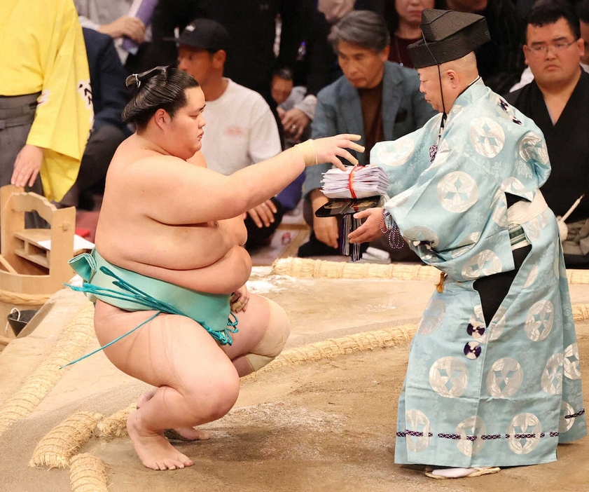 翔猿を下し、懸賞を受け取る琴桜（撮影・椎名　航）