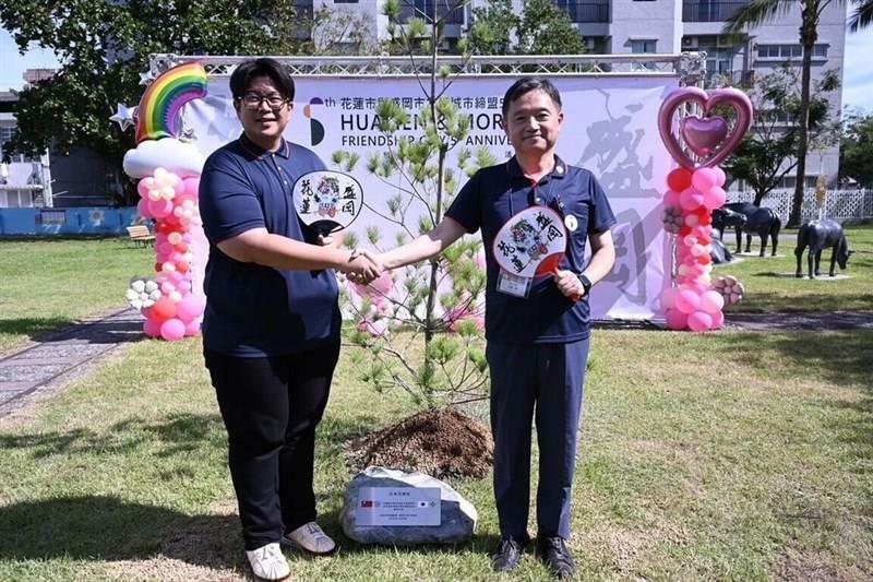 花蓮市内の水牛公園でゴヨウマツを植樹する魏嘉彦花蓮市長（左）と内館茂盛岡市長＝花蓮市公所提供