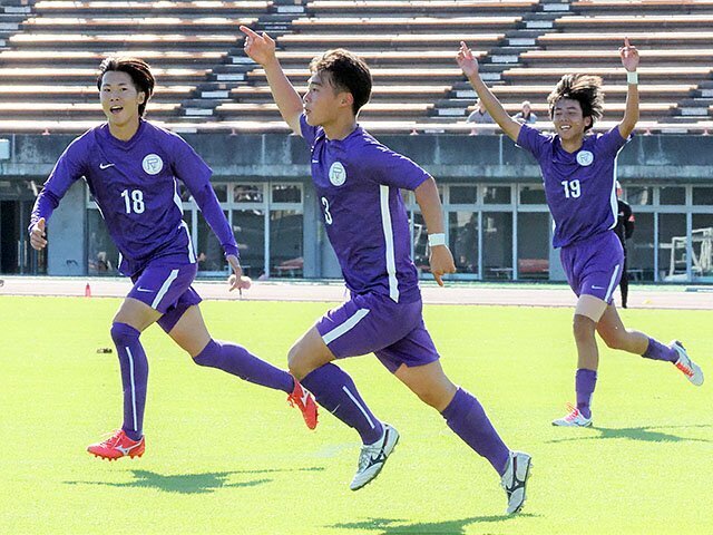 龍谷富山－富山東　前半２７分、追加点を決め駆け出す海老（中央）