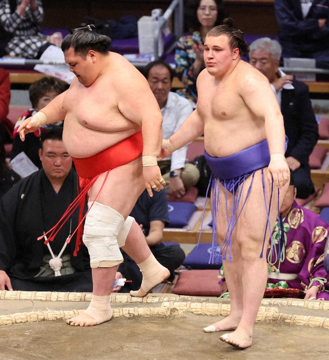 ＜九州場所3日目＞　　阿武咲（左）を押し出しで破る安青錦　　（撮影・成瀬　徹）　　