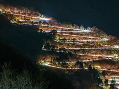 連なった車のライトが光のリボンのよう（画像提供：平野博之さん）