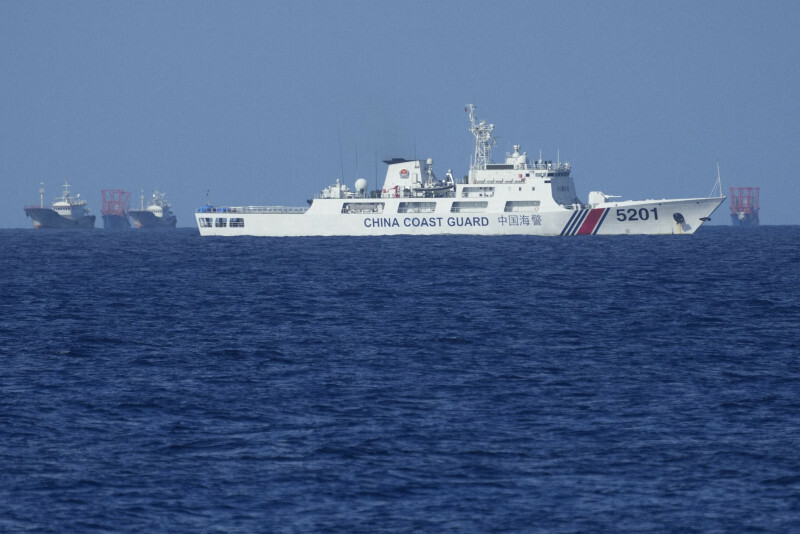 南シナ海の南沙諸島でフィリピンが実効支配するパグアサ島周辺に停泊する中国海警局の船＝2024年11月6日、AP