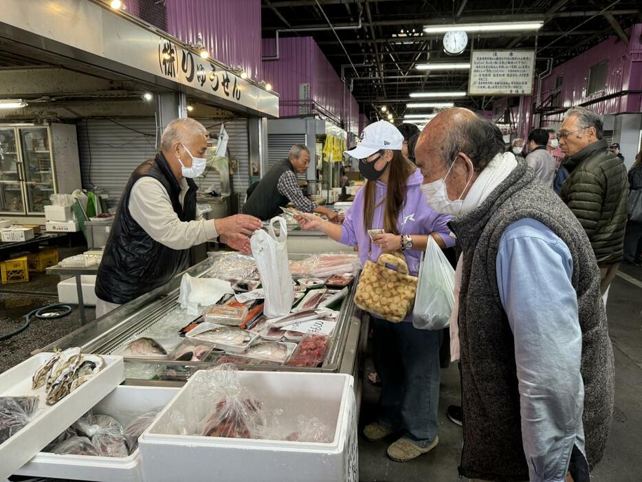 水産の仲卸店が、魚介類などを販売する様子。