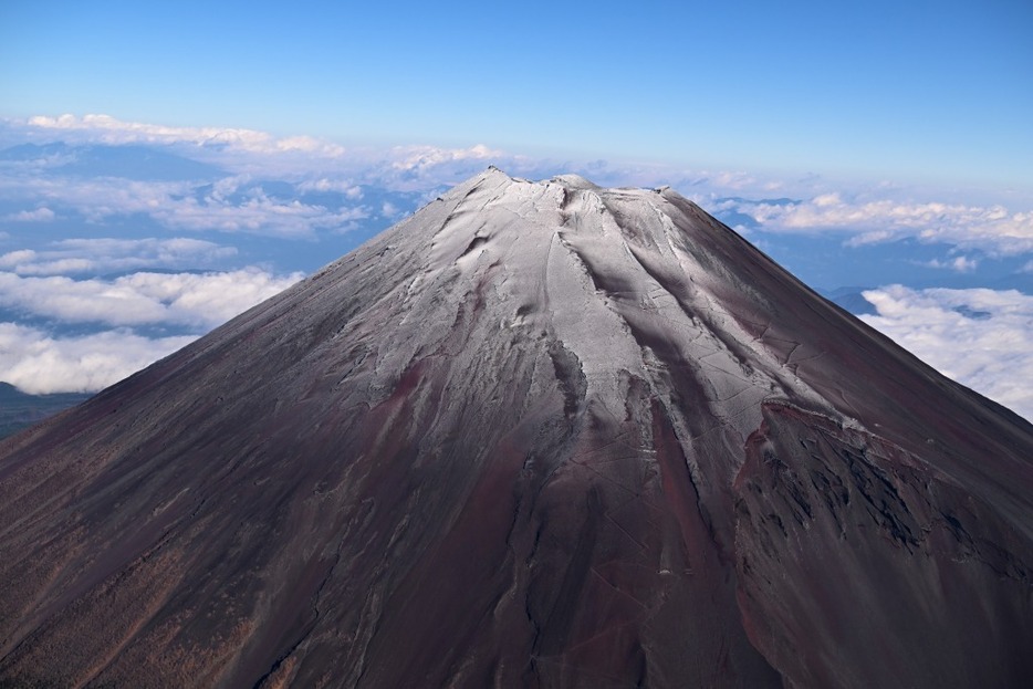 雪化粧した富士山＝6日午前8時41分、富士山上空（本社ヘリ「ジェリコ1号」から）