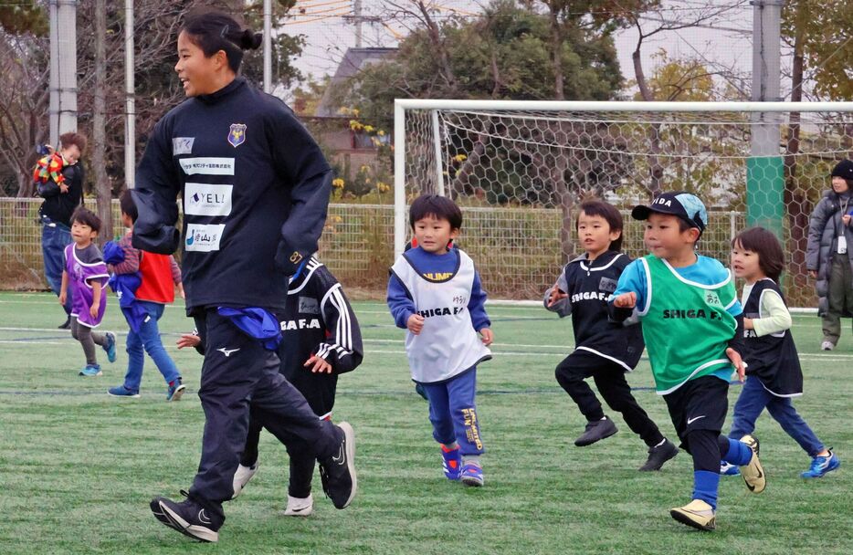 ビブスを使った「しっぽ取りゲーム」をする子供たち（近江八幡市浅小井町）