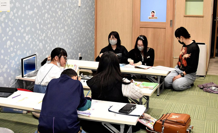 新たに開所した施設の学習ルームで勉強する子どもたち