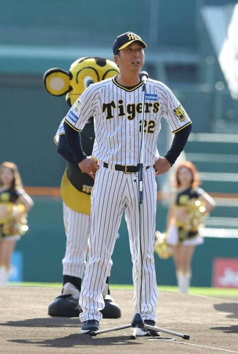 あいさつする阪神・藤川球児監督＝甲子園（撮影・水島啓輔）