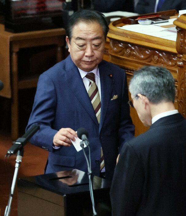 衆院本会議の首相指名選挙の決選投票で、票を投じる立憲民主党の野田佳彦代表＝１１日午後、国会内