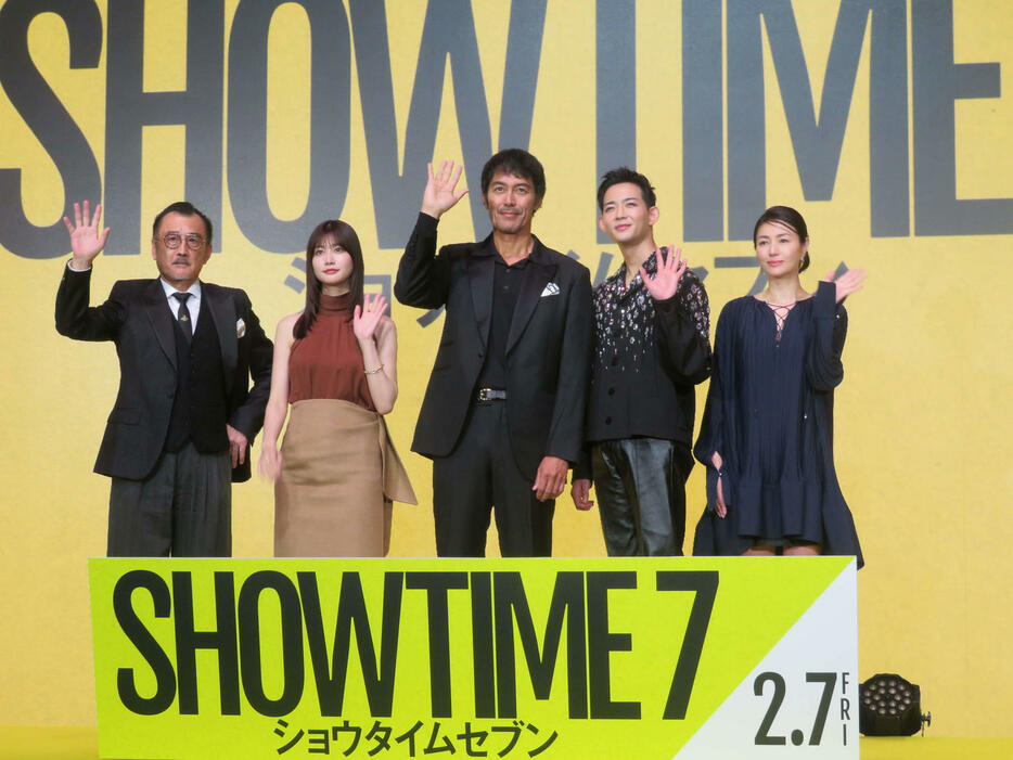 映画「ショウタイムセブン」完成報告イベントに登壇した、左から吉田鋼太郎、生見愛瑠、阿部寛、竜星涼、井川遥（撮影・村上幸将）